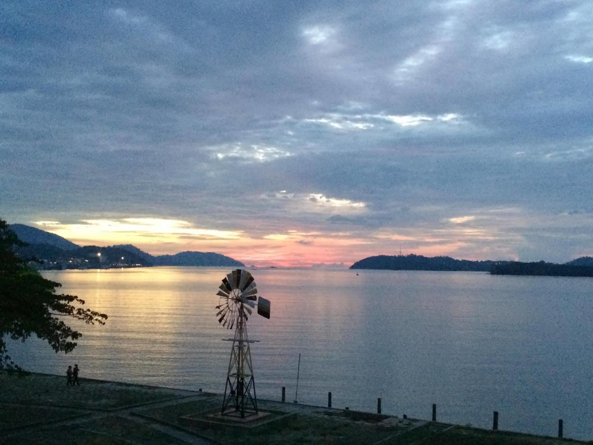Brezza Hotel Lumut Exterior photo