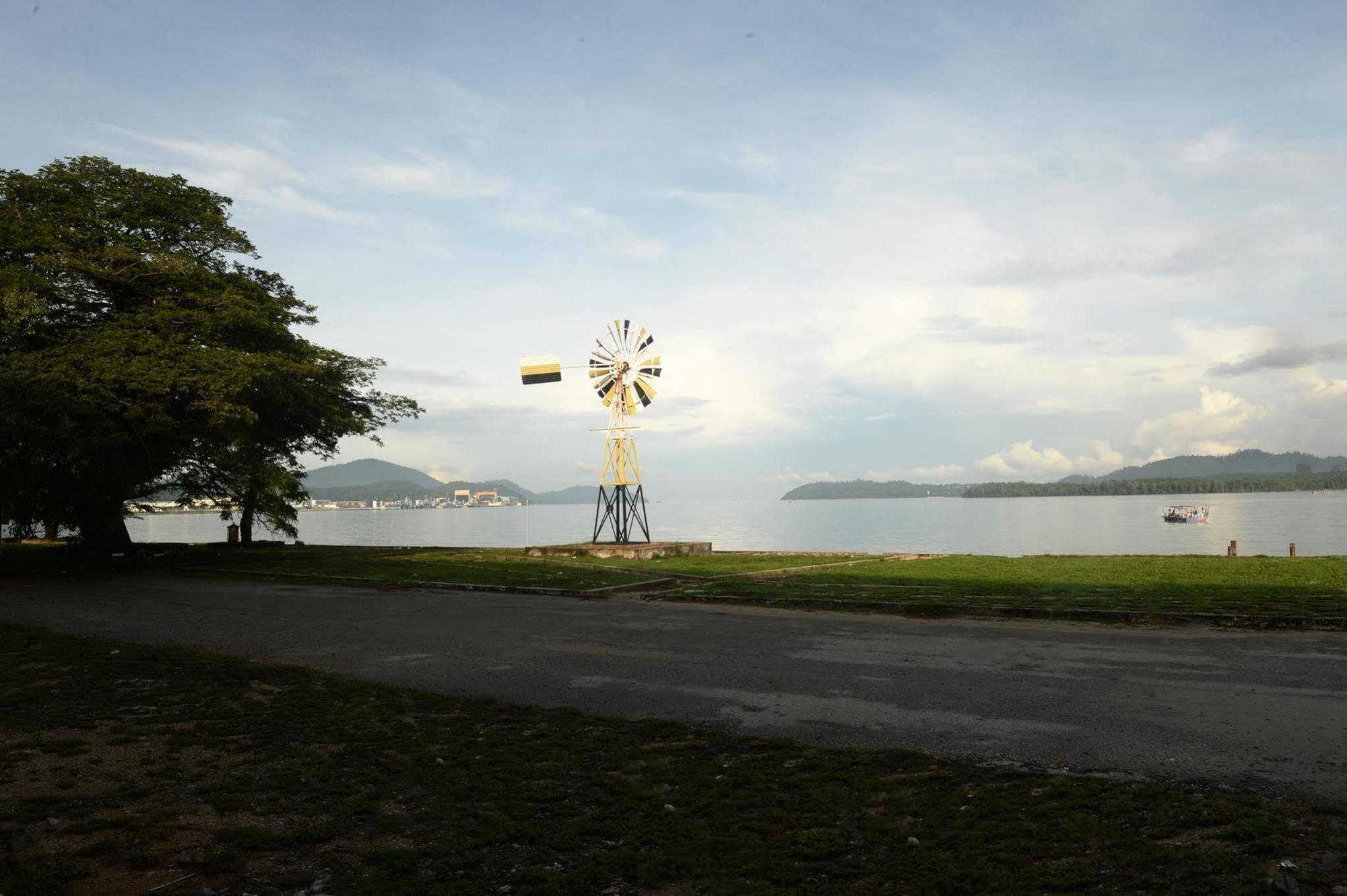 Brezza Hotel Lumut Exterior photo