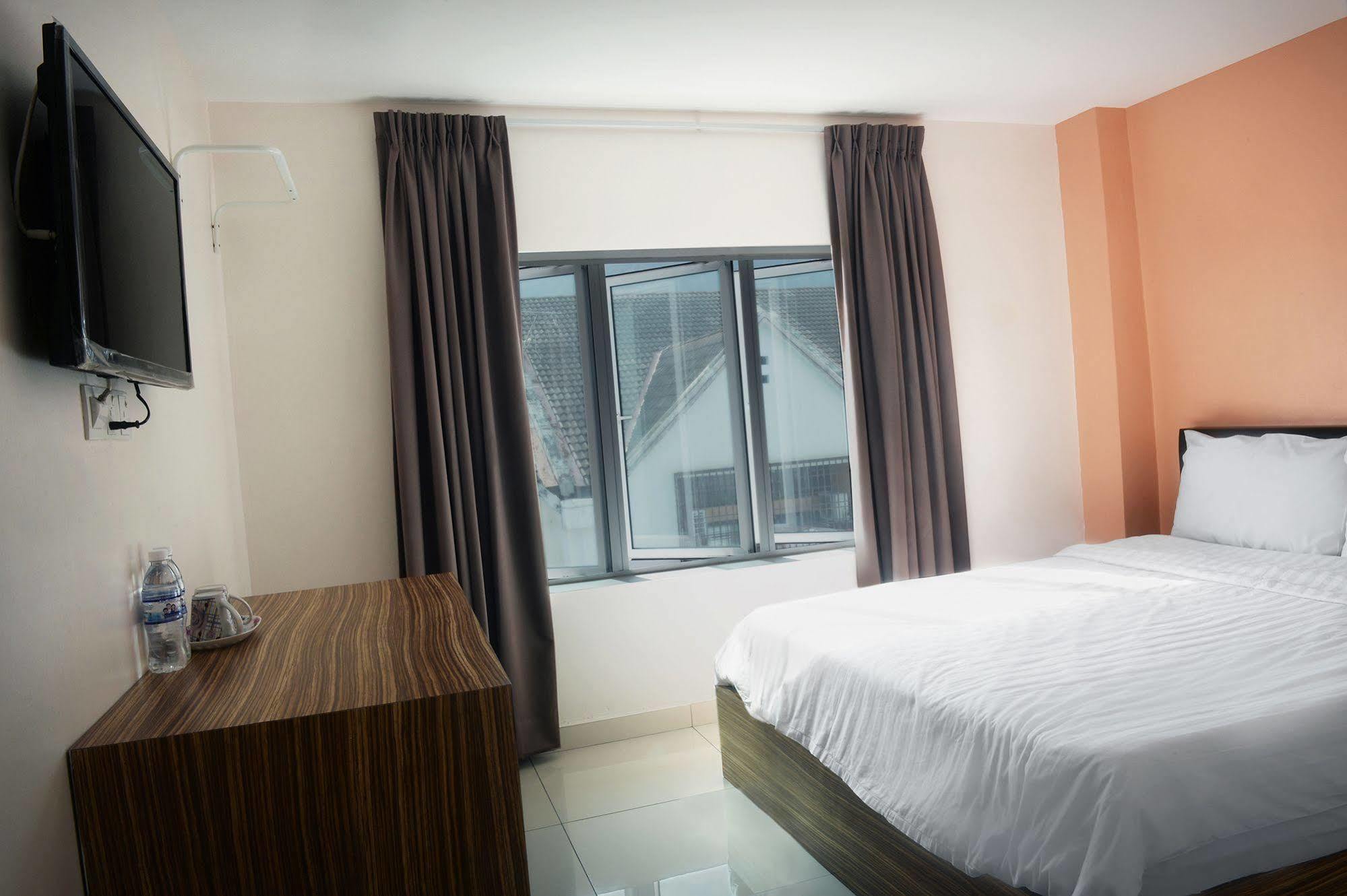 Brezza Hotel Lumut Exterior photo