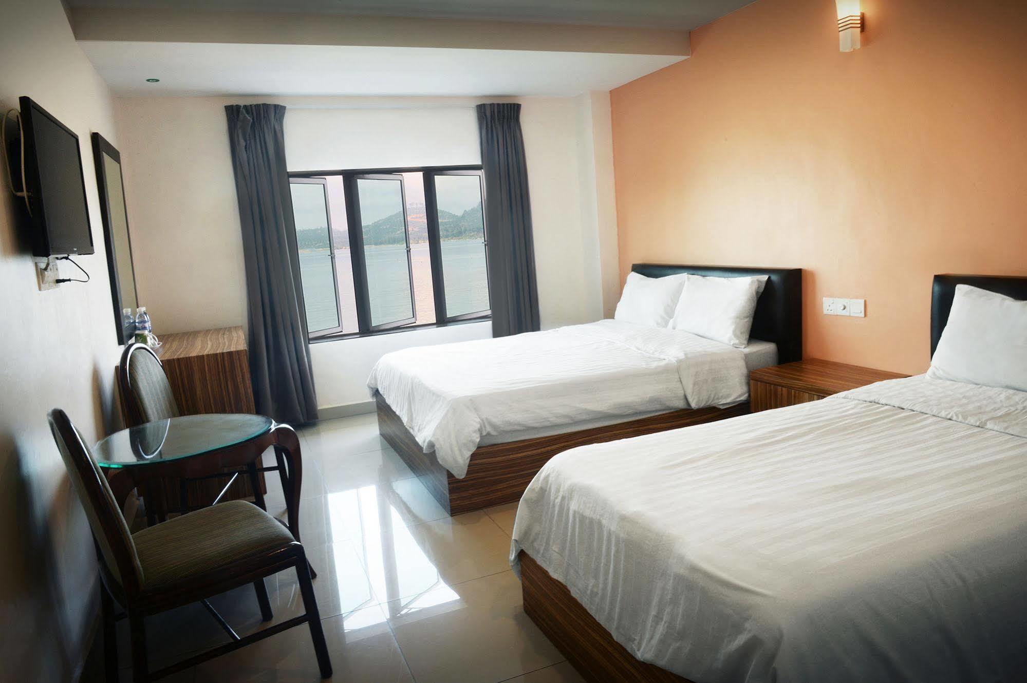 Brezza Hotel Lumut Exterior photo